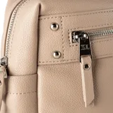 Bandolera color taupe de símil cuero con acceso con cierre y herrajes plateados. Tiene un bolsillo interno con cierre y dos bolsillos externos abiertos y uno con cierre. La correa es regulable y el interior es de tela de algodón y poliéster. Tiene el logo de XL Extra Large grabado.