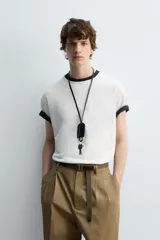 Camiseta verde militar de corte holgado confeccionada en tejido de algodón compacto. Cuello redondo con ribete doble y mangas cortas.