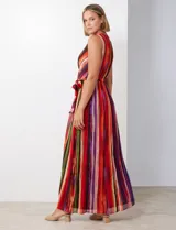 Vestido largo de gasa estampada con escote en V cruzado y cintura con lazo de ajuste, forro interno.
