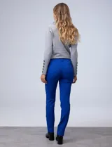 Pantalón de gabardina elastizada color marrón claro, marca Zac & Rachel, corte slim, con pretina con pasadores, botón y cierre. Delantera con tres bolsillos y trasera con bolsillos ojal.