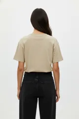 Remera de algodón blanca, corte holgado, con cuello redondo y manga corta. Estampado frontal con texto en color bordó: "I HATE YOU (FLIRTING)".