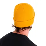 Gorro casual de punto color amarillo con puño enrollado y etiqueta de logo en el puño.