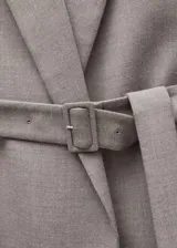 Abrigo gris con cuello con solapa, diseño cruzado y cinturón con hebilla.