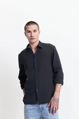 Camisa de manga larga color gris oscuro con textura a rayas, estilo rústico y fit regular.