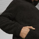 Buzo con capucha Puma Ess Elevated Sherpa, color negro, de corte clásico, con bolsillo tipo canguro y logo bordado en el pecho. Confeccionado en tejido sherpa suave y cálido.