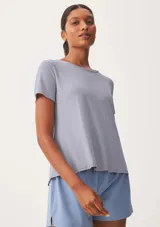 Remera deportiva lila de manga corta con cuello redondo.