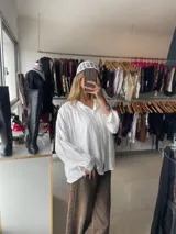 Gorro tipo bucket tejido al crochet, color blanco.