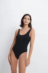 Body negro de lycra con escote cuadrado y breteles anchos.