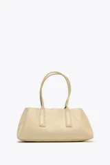 Bolso tipo city color beige, con doble asa corta y compartimento interno con cierre.