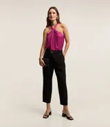 Pantalón negro de corte recto en tejido crepé, con trabillas en la cintura, bolsillos, pliegues y cierre delantero. Incluye cinturón con elástico en la espalda y hebilla metalizada de enganche.