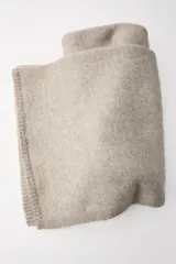 Bufanda rectangular color beige de tejido de punto con mezcla de tejidos y 6% de lana.