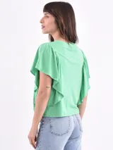 Remera blanca de mangas cortas con volados.