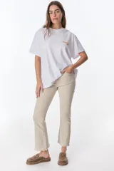 Remera blanca de algodón con estampado de tres jarrones con flores rojas y la frase "The Flowers Club" en azul.