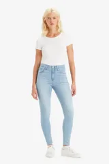 Pantalón de jeans celeste claro, tiro alto, corte skinny y largo al tobillo.