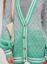 Cardigan tejido a rombos con degradé de tonos oníricos, cartera de botones y puños a juego.