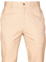 Pantalón de gabardina azul marino, de corte clásico y tiro medio. Confeccionado en algodón con tratamiento antiarrugas.