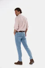 Pantalón de jean negro de corte skinny con tiro medio.