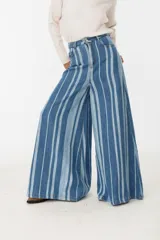 Pantalón de jean de corte amplio con rayas verticales azules y blancas.