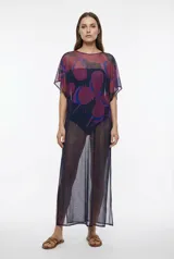 Túnica de micro tul estampada con diseño abstracto en tonos borgoña, negro y azul. Cuenta con cuello redondo y tajos laterales.