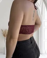 Top de encaje bordó con cuello halter y espalda descubierta.