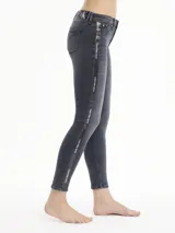 Jeans skinny de tiro medio color gris oscuro, con cierre de cremallera y botón, bolsillos delanteros y traseros, y banda lateral con logo de Calvin Klein Jeans.