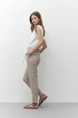 Pantalón pijama de lino color tostado melange, con vivo metalizado y corte relajado.