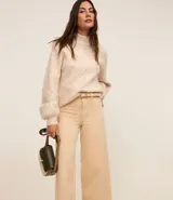 Pantalón marrón de jeans, corte wide leg cropped, con cintura media, trabillas, cierre con botón y cremallera, y bolsillos traseros.