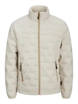 Campera color crema con cierre frontal y bolsillos laterales con cierre.