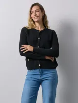 Cardigan tejido negro con escote a la base y abertura central con botones metálicos dorados. Delantera con bolsillos simulados.