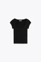 Camiseta negra de manga corta y escote redondo.