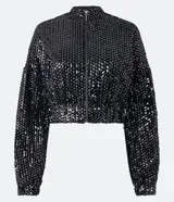 Campera bomber corta negra cubierta de lentejuelas metalizadas, con cuello alto, mangas largas, puños y bajo elásticos, y cierre frontal con cremallera.