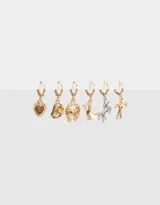 Set de seis aros argolla dorados con diferentes dijes colgantes: corazón con textura de madera, guante de béisbol, herradura, bota de cowboy, caballo plateado y cruz.