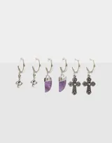 Set de tres pares de aros tipo argolla bañados en plata, con dijes colgantes: serpientes, cuernos de amatista y cruces ornamentadas.