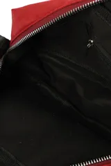 Bandolera color beige con correa larga negra ajustable. Tiene dos compartimentos con cierre y un bolsillo frontal con cierre.
