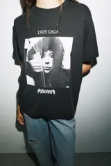 Remera negra de algodón con efecto lavado, cuello redondo y mangas cortas. Estampado frontal con imagen de Lady Gaga y texto "LVDY GAGA" y "MAYHEM".