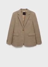 Blazer marrón con estampado de pata de gallo, solapas de muesca, cierre frontal con un botón, bolsillos con solapa y corte entallado.