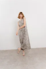 Vestido largo sin mangas de algodón con estampado animal print y escote redondo. Tiene bolsillos laterales y corte suelto.