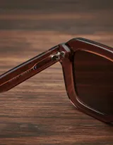 Lentes de sol cuadrados color marrón rojizo con lentes marrones polarizadas.