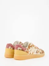 Championes Coolway modelo Goal con estampado animal print, cordones rosas y detalles en amarillo.