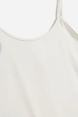 Body celeste con breteles finos.