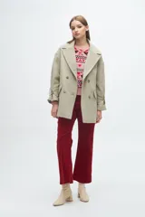 Tapado color beige de lana, corte oversize y doble botonadura.