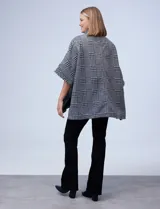 Poncho de tejido soft con cuello alto y cierre frontal, cuenta con bolsillos delanteros, de la marca Weatherproof.