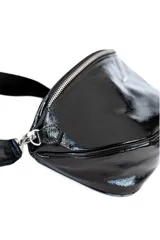 Riñonera negra de cuero charol con correa ajustable.