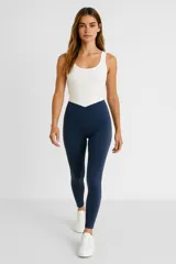 Calza deportiva larga azul marino de poliéster, tiro alto y corte ajustado al cuerpo.