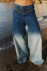 Pantalón de jean de tiro medio, corte oversize y efecto degradado suave.