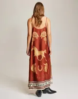 Vestido camisero largo con estampado de motivos del oeste, escote en V y tirantes finos. Aberturas laterales y corte holgado.