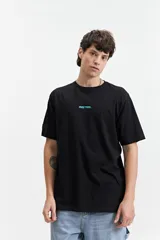 Remera de manga corta color salmón, con cuello redondo y logo pequeño estampado en el pecho.