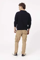 Sweater verde oliva de punto con cuello polo y cierre de cremallera parcial.