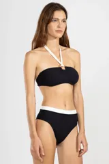 Bombacha de bikini negra con cintura alta y elástico blanco en la cintura.