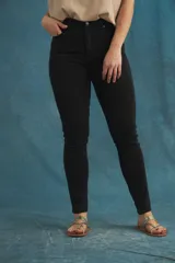 Pantalón jean negro de corte skinny con tiro alto.